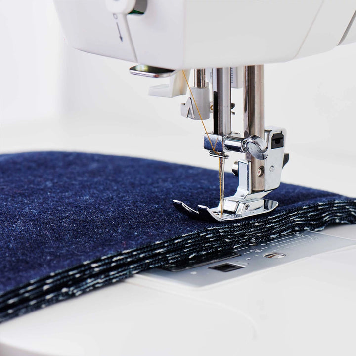 Máquina De Coser Computarizada Elite™ CE677 SINGER®