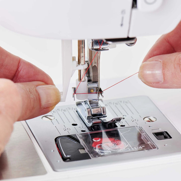 Máquina De Coser Computarizada Elite™ CE677 SINGER®
